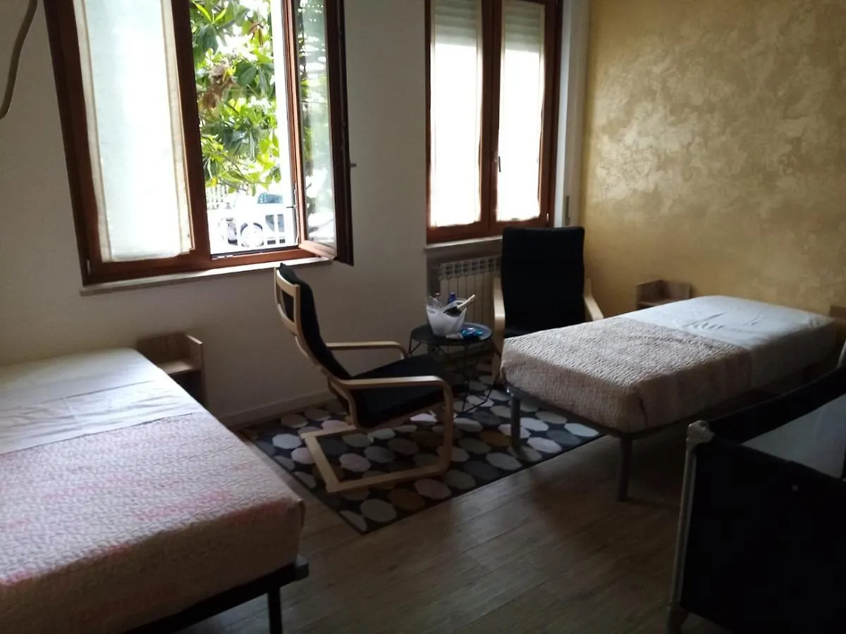 Emmanueli65 Fronte Clinica Per 5 Matrimoniale 2 Singoli 1 Divano Letto Piacenza