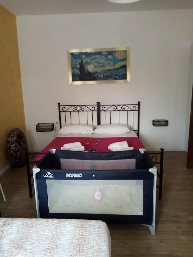 Bed & Breakfast Emmanueli65 Fronte Clinica Per 5 Matrimoniale 2 Singoli 1 Divano Letto Piacenza
