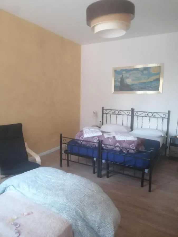 Emmanueli65 Fronte Clinica Per 5 Matrimoniale 2 Singoli 1 Divano Letto Piacenza Bed & Breakfast